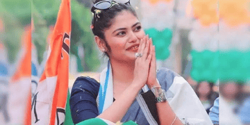 অভিনেত্রী সায়নী সমর্থকদের সঙ্গে শুভেচ্ছা বিনিময় করছেন. Channel i News - চ্যানেল আই নিউজ