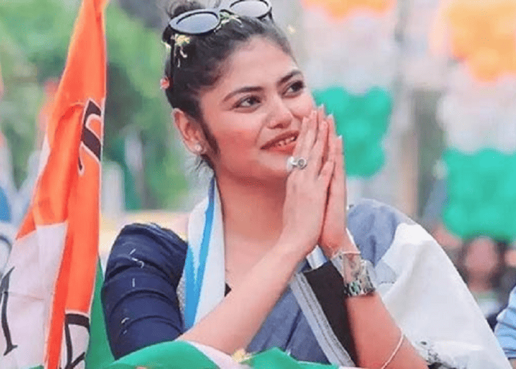 অভিনেত্রী সায়নী সমর্থকদের সঙ্গে শুভেচ্ছা বিনিময় করছেন. Channel i News - চ্যানেল আই নিউজ