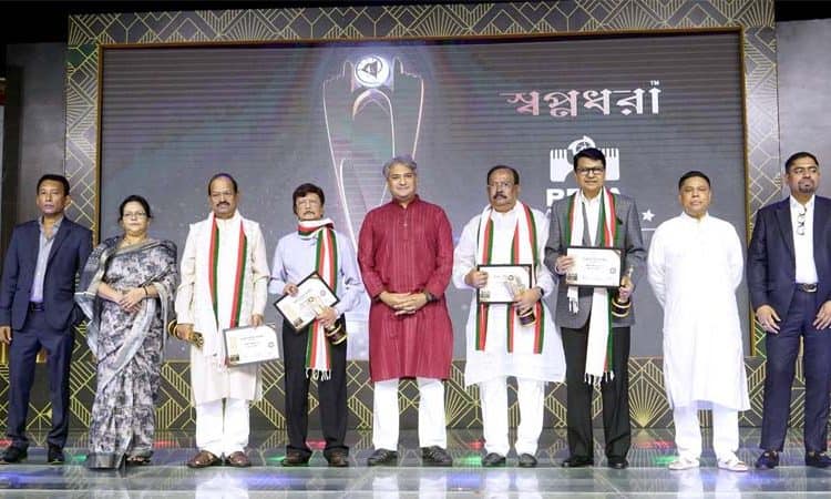 চ্যানেল আই অনলাইন সম্মাননা প্রদান অনুষ্ঠানে অতিথি ও বিজয়ীদের উপস্থিতি. Channel i News - চ্যানেল আই নিউজ