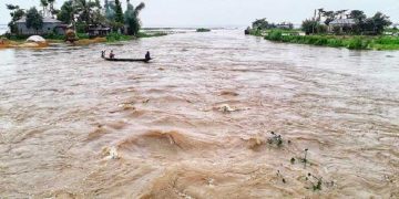 বন্যার পানিতে প্লাবিত এলাকা, নৌকা দিয়ে চলাচল করছে মানুষ. Channel i News - চ্যানেল আই নিউজ