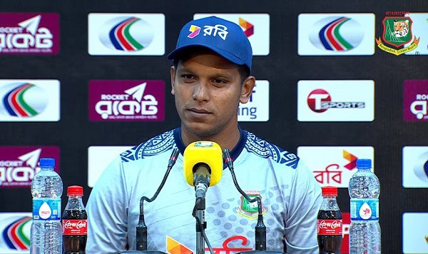 বাংলাদেশ ক্রিকেটার সংবাদ সম্মেলনে মুখোমুখি, বিভিন্ন ব্র্যান্ডের লোগো ব্যাকড্রপে. Channel i News - চ্যানেল আই নিউজ