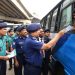 আইজিপি ও পুলিশ সদস্যরা বাসে সেবা প্রদান করছে. Channel i News - চ্যানেল আই নিউজ