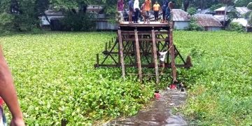 বরগুনায় ভাঙা সেতু দিয়ে মাইক্রোবাস খালে পড়ে গেছে. Channel i News - চ্যানেল আই নিউজ