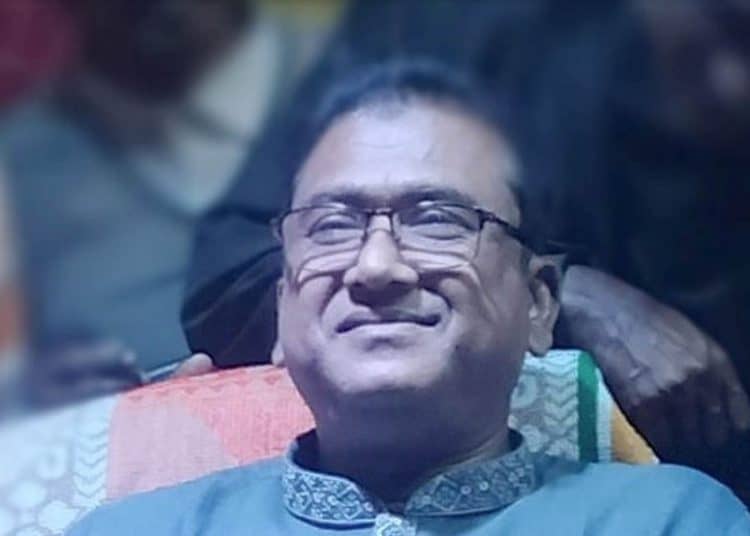 প্রসন্ন মুখের সঙ্গে হাস্যোজ্জ্বল ব্যক্তি, চ্যানেল আই অনলাইন. Channel i News - চ্যানেল আই নিউজ