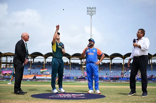 অস্ট্রেলিয়া ও ভারতের ক্রিকেটাররা মাঠে আলোচনা করছে. Channel i News - চ্যানেল আই নিউজ