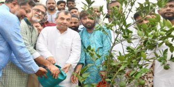 পরিবেশ রক্ষায় গাছ লাগানোর উদ্যোগে অংশগ্রহণকারী ব্যক্তিরা. Channel i News - চ্যানেল আই নিউজ