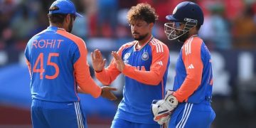ভারতীয় ক্রিকেটাররা মাঠে একে অপরের সাথে শুভেচ্ছা বিনিময় করছে।. Channel i News - চ্যানেল আই নিউজ