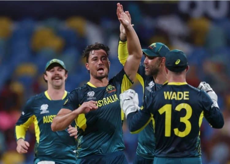 অস্ট্রেলিয়ার ক্রিকেটাররা মাঠে জয় উদযাপন করছে. Channel i News - চ্যানেল আই নিউজ