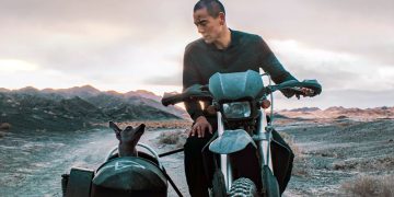 ‘ব্ল্যাক ডগ’ ছবির একটি দৃশ্য