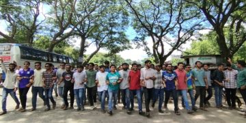 আন্দোলনকারীদের বিক্ষোভে অংশগ্রহণকারীরা রাস্তায় দাঁড়িয়ে প্রতিবাদ জানাচ্ছেন. Channel i News - চ্যানেল আই নিউজ