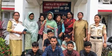 আসামিপক্ষের বাংলাদেশি গ্রেপ্তারদের ছবি, পুলিশ স্টেশনের সামনে. Channel i News - চ্যানেল আই নিউজ