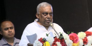 স্বরাষ্ট্রমন্ত্রী জনসভায় ভাষণ দিচ্ছেন, পাশে অন্য একজন।. Channel i News - চ্যানেল আই নিউজ