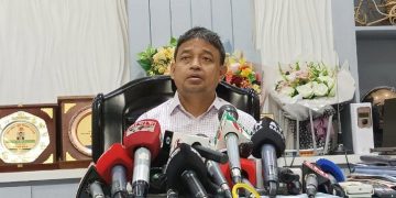 ডিবি কর্মকর্তা সংবাদ সম্মেলনে জড়িতদের শনাক্তের তথ্য দিচ্ছেন. Channel i News - চ্যানেল আই নিউজ