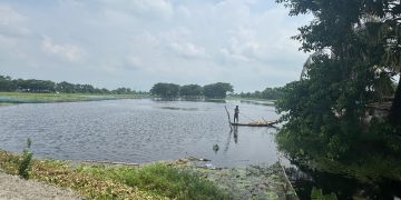 নদীতে মাছ ধরা একজন ব্যক্তি, প্রকৃতি ও জলজ জীবনের দৃশ্য. Channel i News - চ্যানেল আই নিউজ