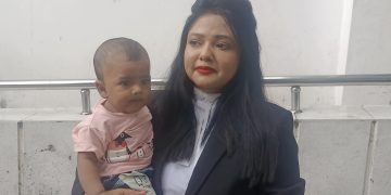 বিচারপতি শিশুকে কোলে তুলে নিলেন, আদালত প্রাঙ্গণে ছবি. Channel i News - চ্যানেল আই নিউজ