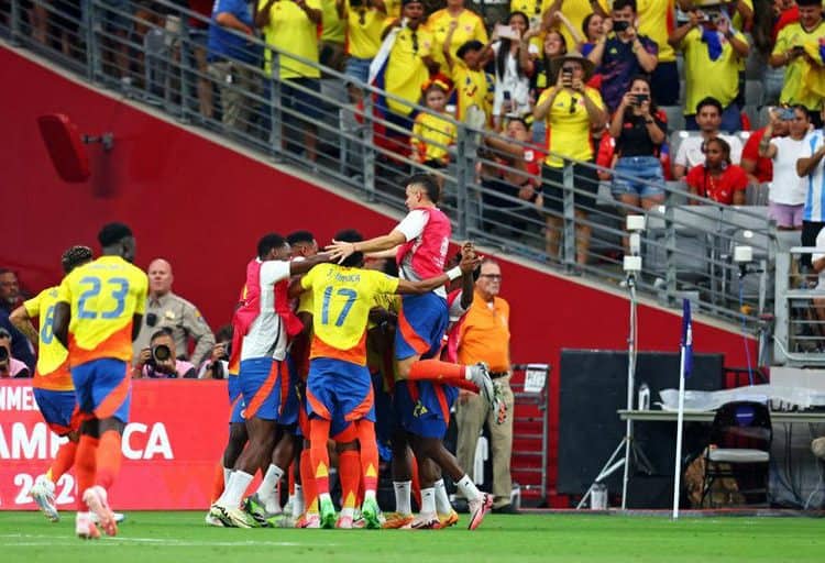 কলম্বিয়া ফুটবল দল জেতার পর উল্লাসে মেতে উঠেছে. Channel i News - চ্যানেল আই নিউজ
