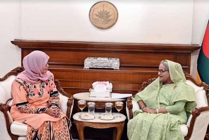 প্রধানমন্ত্রীর সাথে বৈঠকে দুই নারী কর্মকর্তা বসে আলোচনা করছেন. Channel i News - চ্যানেল আই নিউজ