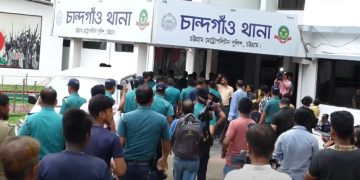 চট্টগ্রামে থানায় আসামিদের জন্য ভিড়, পুলিশ ও সাংবাদিকরা উপস্থিত. Channel i News - চ্যানেল আই নিউজ