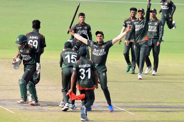 বাংলাদেশ অনূর্ধ্ব-১৯ ক্রিকেট দল উল্লাসে ভাসছে মাঠে. Channel i News - চ্যানেল আই নিউজ