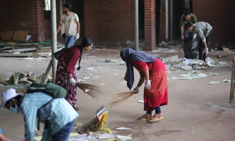 ছাত্র-জনতা গণভবনের মালামাল পরিষ্কার ও সংস্কার করছে. Channel i News - চ্যানেল আই নিউজ