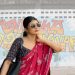 বাংলাদেশের নারী যুবতী, সানগ্লাস পরা, পেছনে গ্রাফিতি ও দেয়াল. Channel i News - চ্যানেল আই নিউজ