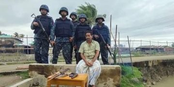 পুলিশ সদস্যরা ধলঘাটার ইউপি এলাকায় নিরাপত্তা ব্যবস্থা গ্রহণ করছে. Channel i News - চ্যানেল আই নিউজ