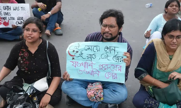 ডাক্তারদের কর্মবিরতি নিয়ে প্রতিবাদরত মানুষজন. Channel i News - চ্যানেল আই নিউজ