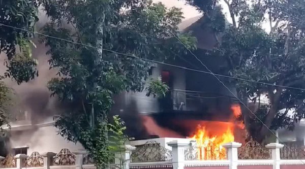 নড়াইলে অগ্নিকাণ্ডের ঘটনায় ধোঁয়া ও আগুন ছড়িয়ে পড়ছে. Channel i News - চ্যানেল আই নিউজ