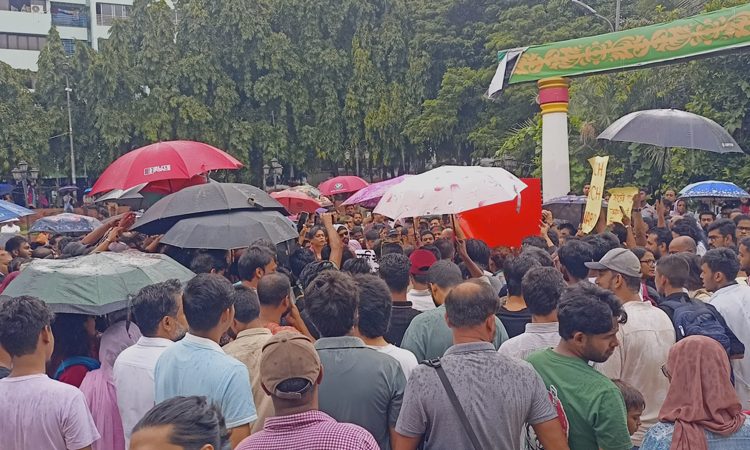 শহীদ মিনার যাওয়ার আগে ধানমন্ডিতে জড়ো হন শিল্পীরা