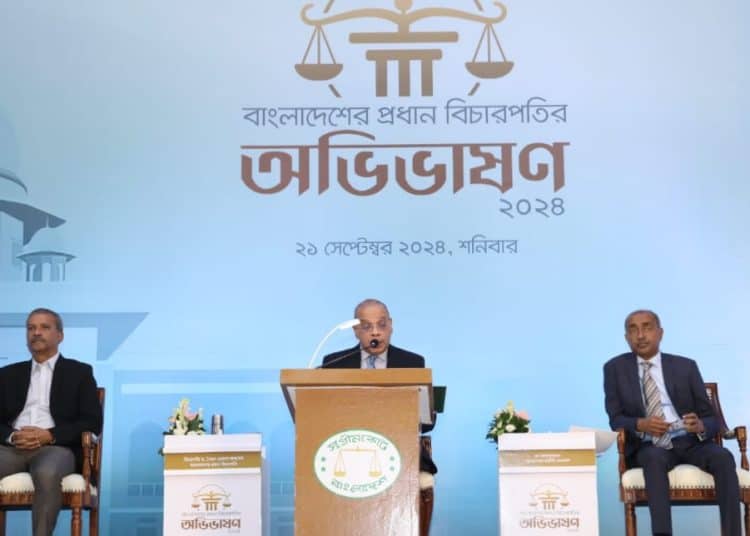 প্রধান বিচারপতি ও অন্যান্য বিচারকরা আলোচনা সভায় অংশগ্রহণ করছেন. Channel i News - চ্যানেল আই নিউজ