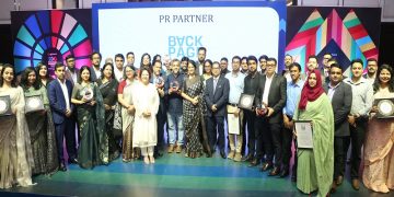 পুরস্কার গ্রহণকারী ও অতিথিদের সমন্বয়ে একটি গ্রুপ ছবি. Channel i News - চ্যানেল আই নিউজ