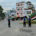 অবরোধের কারণে বন্ধ থাকা রাস্তায় পুলিশ সদস্যরা অবস্থান করছেন. Channel i News - চ্যানেল আই নিউজ