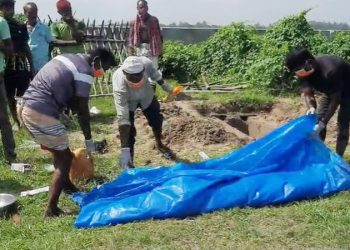 ময়না তদন্তের জন্য মরদেহ উত্তোলন, পুলিশ ও স্বজনরা উপস্থিত. Channel i News - চ্যানেল আই নিউজ