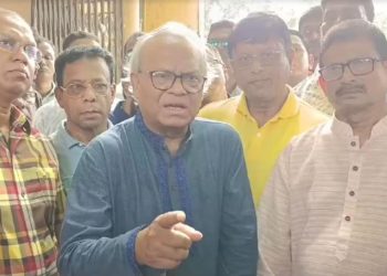 শেখ হাসিনা ও রিজভী সহ অন্যান্য নেতারা আলোচনা করছেন. Channel i News - চ্যানেল আই নিউজ