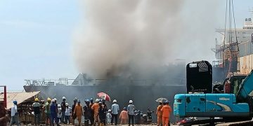 সীতাকুণ্ডে বিস্ফোরণের পর ধোঁয়া ও ক্ষতিগ্রস্ত এলাকা. Channel i News - চ্যানেল আই নিউজ