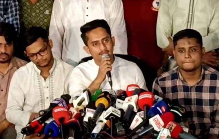 বিক্ষোভকারীরা সংবাদ সম্মেলনে বক্তব্য দিচ্ছেন. Channel i News - চ্যানেল আই নিউজ