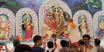 বিসর্জন অনুষ্ঠানে প্রতিমা ভাঙার দৃশ্য, ধর্মীয় আনুষ্ঠানিকতা. Channel i News - চ্যানেল আই নিউজ