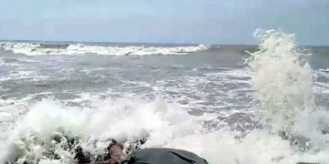 সাগরে ঢেউ ও ঝড়ের আঘাত, বৃষ্টি বাড়ার সম্ভাবনা. Channel i News - চ্যানেল আই নিউজ