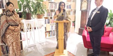 বাংলাদেশের পরিবেশ উপদেষ্টা জলবায়ু অর্থায়নের বিষয়ে আলোচনা করছেন. Channel i News - চ্যানেল আই নিউজ