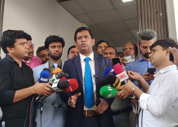 বিচারিক কার্যক্রমের জন্য সাংবাদিকদের সঙ্গে কথা বলছেন একজন আইনজীবী. Channel i News - চ্যানেল আই নিউজ