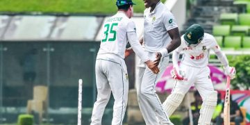 সাউথ আফ্রিকা ক্রিকেটাররা উইকেটের পরে আনন্দিত হচ্ছেন. Channel i News - চ্যানেল আই নিউজ