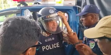 পুলিশের সঙ্গে বিক্ষোভকারীদের আলোচনা চলমান. Channel i News - চ্যানেল আই নিউজ