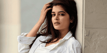 আত্মবিশ্বাসী নারী মুখের পাশে হাত রেখে দাঁড়িয়ে. Channel i News - চ্যানেল আই নিউজ