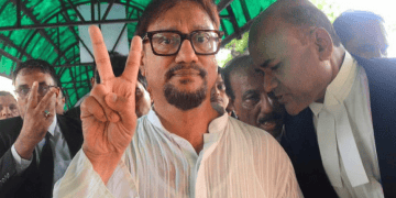 শাহাদাত হোসেনের ছবি, তিনি ভিড়ের মাঝে শান্তভাবে দাঁড়িয়ে আছেন. Channel i News - চ্যানেল আই নিউজ