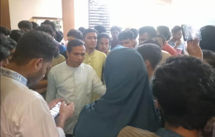 শিক্ষার্থীরা ক্ষুব্ধ অবস্থানে, চিকিৎসকের অপসারণের দাবি জানাচ্ছে. Channel i News - চ্যানেল আই নিউজ