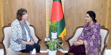 পরিবেশ উপদেষ্টার সাথে দূষণ নিয়ন্ত্রণে আলোচনা করছে দুই নারী. Channel i News - চ্যানেল আই নিউজ