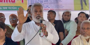আজহারুল ইসলাম বক্তৃতা দিচ্ছেন, পেছনে অন্যান্য বক্তা ও দর্শক. Channel i News - চ্যানেল আই নিউজ