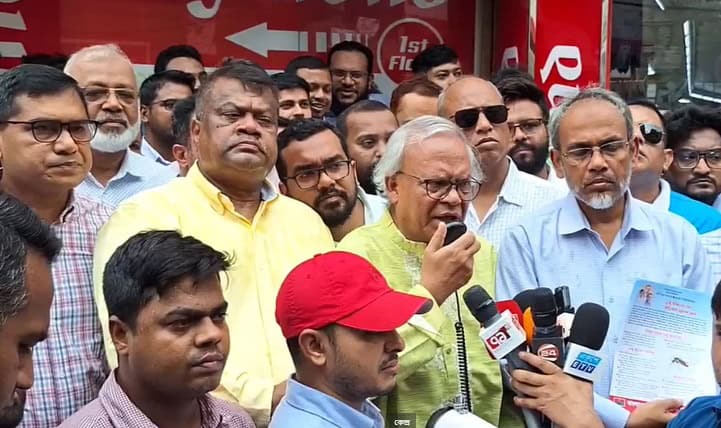 বেগম রিজভী বক্তৃতা দিচ্ছেন, পাশে সমর্থক ও সাংবাদিকরা. Channel i News - চ্যানেল আই নিউজ