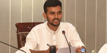 আসিফ মাহমুদ ভাষণ দিচ্ছেন, পত্রিকা ও মাইক্রোফোন হাতে. Channel i News - চ্যানেল আই নিউজ