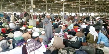 তাবলীগের সমাবেশে মুসল্লিরা প্রার্থনা করছেন. Channel i News - চ্যানেল আই নিউজ